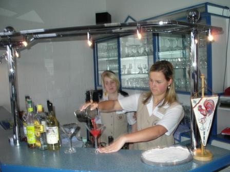 Restaurant- und Barmeister Bernd Beyer, Barchef in der Villa Salve Hotel & Restaurant Binz, von der deutschen Barkeeper-Union kreierte und kredenzte mit seinen beiden Kolleginnen von der tschechischen Barkeeper-Union Petra Brazdova und Barbora Mikulastikova aus Ostrava-Vitkovice den Cocktail Euro 2002. Dieses optisch sehr ansprechende Mixgetränk stellten sie aus Gin, Aperol, Blutorangensirup und Lime Juice her. Foto: Eckart Kreitlow